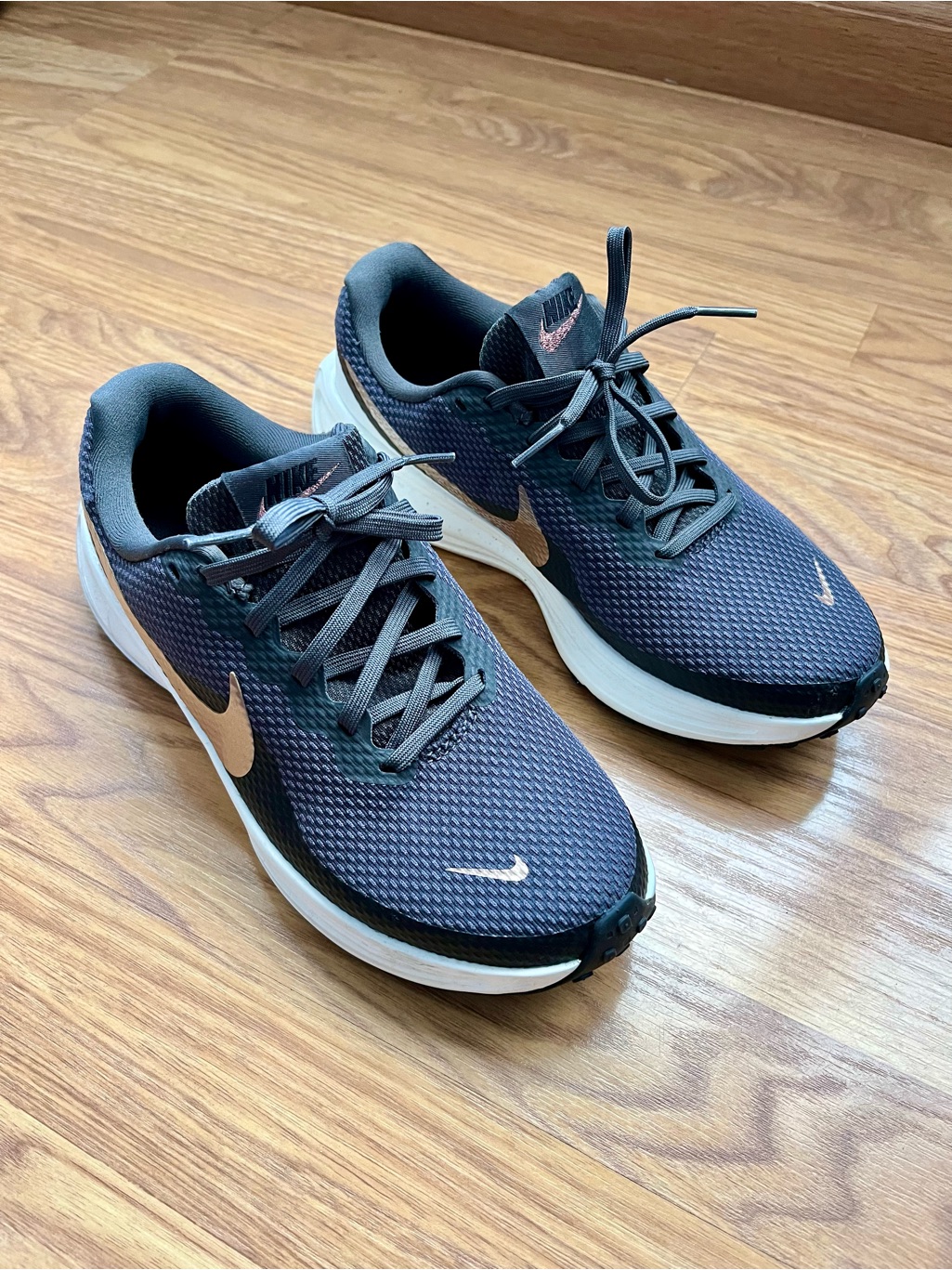 Nike Womens Running Shoes  Revolution 8  Size 75